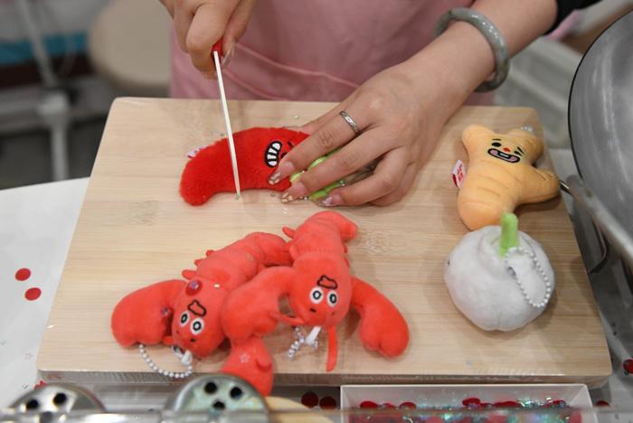 成人“過(guò)家家”來(lái)了！長(zhǎng)沙湘菜版jellycat受捧