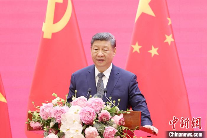 習(xí)近平同越共中央總書記蘇林、越南國家主席梁強(qiáng)共同會見中越人民大聯(lián)歡活動代表