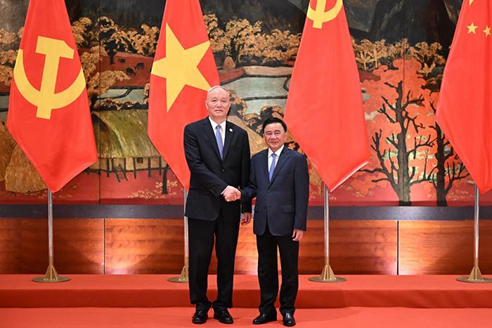 蔡奇同越共中央政治局委員、中央書記處常務(wù)書記陳錦繡舉行會談