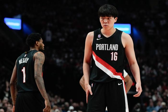 楊瀚森迎來(lái)NBA常規(guī)賽首秀