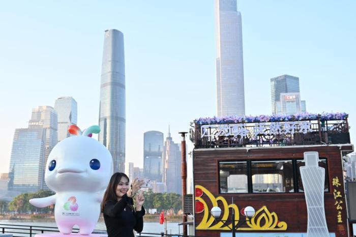 十五運會和殘?zhí)貖W會吉祥物扮靚廣州街頭