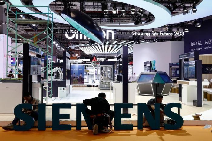 第八屆進(jìn)博會場館布展工作進(jìn)入尾聲