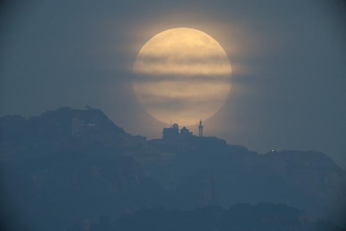 本年度最大“超級(jí)月亮”亮相天宇