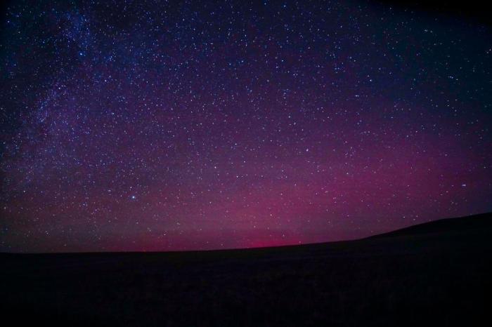 極光、銀河、流星共舞草原夜空	