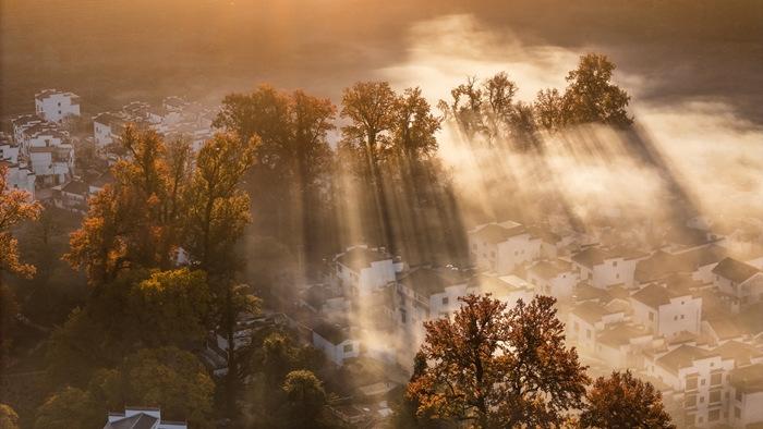 江西婺源：石城村晨霧繚繞 紅楓林迎最佳觀賞期