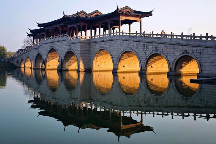 驚艷！蘇州金雞湖上演“金光穿洞”冬日景觀