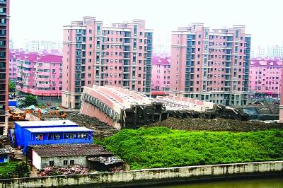 �����ĘǷ�λ�ں�߅���ײ��۔��ˮ������¶������