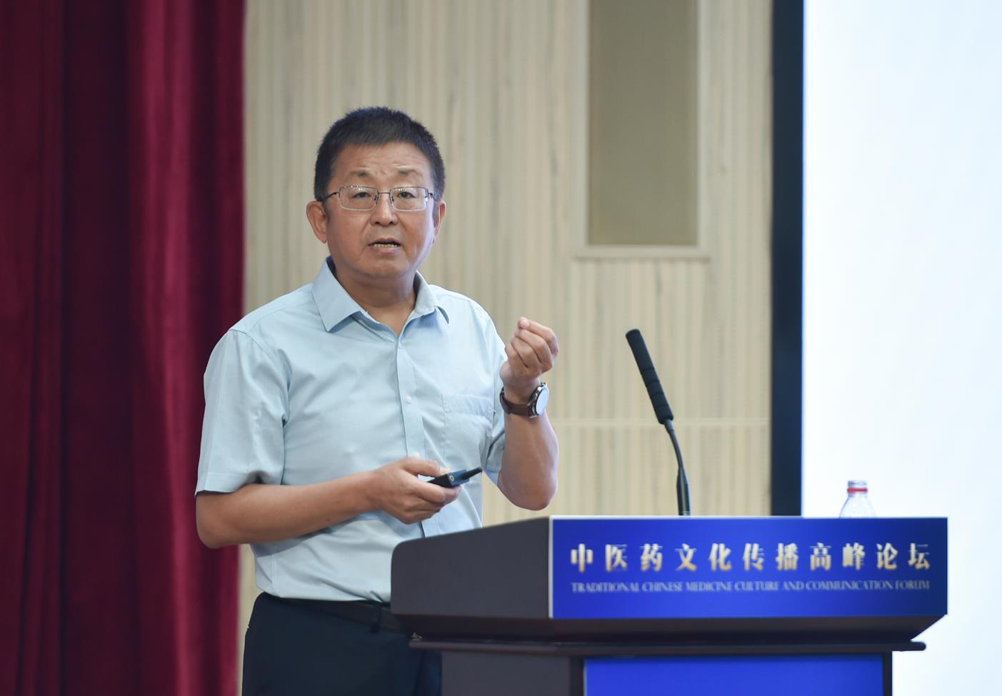 中國中醫(yī)科學(xué)院原院長、首席研究員、中國非物質(zhì)文化遺產(chǎn)保護協(xié)會副會長兼中醫(yī)藥委員會會長曹洪欣發(fā)表主旨演講。