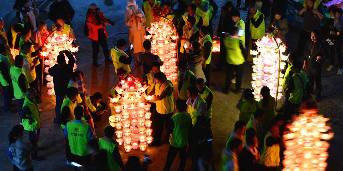 福建閩西：芷溪游花燈——“紙做燈、油點(diǎn)燈、紙包火”