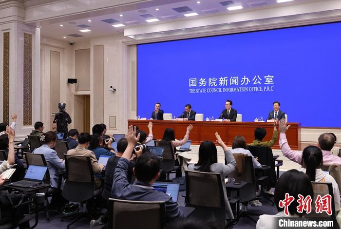 4月17日，中國國務(wù)院新聞辦公室在北京舉行新聞發(fā)布會(huì)，國家發(fā)展改革委副主任劉蘇社，副秘書長、國民經(jīng)濟(jì)綜合司司長袁達(dá)，政策研究室主任金賢東解讀宏觀經(jīng)濟(jì)形勢(shì)和政策，并答記者問。 <a target='_blank' href='/'>中新社</a>記者 楊可佳 攝