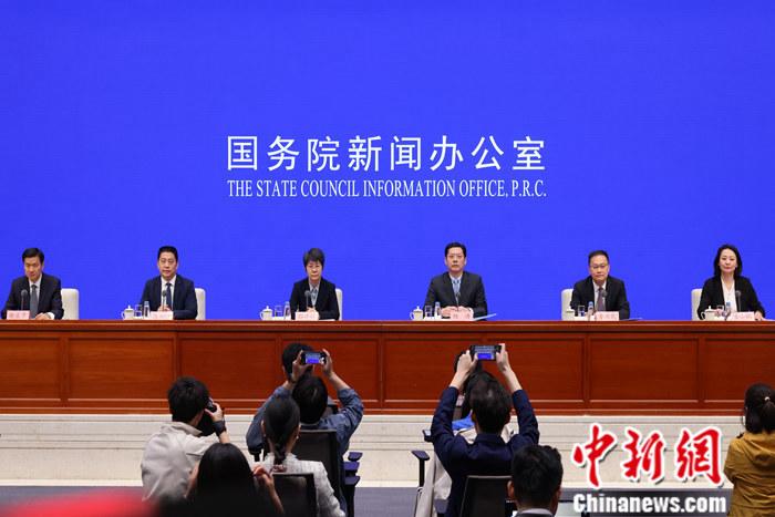 4月19日，中國(guó)國(guó)務(wù)院新聞辦公室在北京舉行新聞發(fā)布會(huì)，商務(wù)部副部長(zhǎng)郭婷婷、商務(wù)部綜合司司長(zhǎng)楊濤、市場(chǎng)運(yùn)行和消費(fèi)促進(jìn)司司長(zhǎng)徐興鋒、對(duì)外貿(mào)易司司長(zhǎng)李興乾、外國(guó)投資管理司負(fù)責(zé)人吉小楓介紹2024年一季度商務(wù)運(yùn)行及工作情況，并答記者問(wèn)。 <a target='_blank' href='/'>中新社</a>記者 楊可佳 攝 