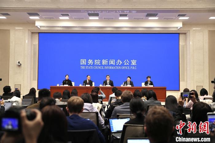 10月12日，中國國務(wù)院新聞辦公室在北京舉行新聞發(fā)布會，財政部部長藍(lán)佛安、財政部副部長廖岷、財政部副部長王東偉、財政部副部長郭婷婷介紹“加大財政政策逆周期調(diào)節(jié)力度、推動經(jīng)濟(jì)高質(zhì)量發(fā)展”有關(guān)情況，并答記者問。 <a target='_blank' href='/'>中新社</a>記者 王紫儒 攝
